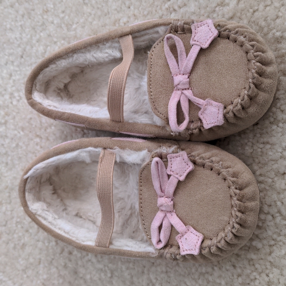 Toddler Girls Moccasin Slippers (Size 7/8)